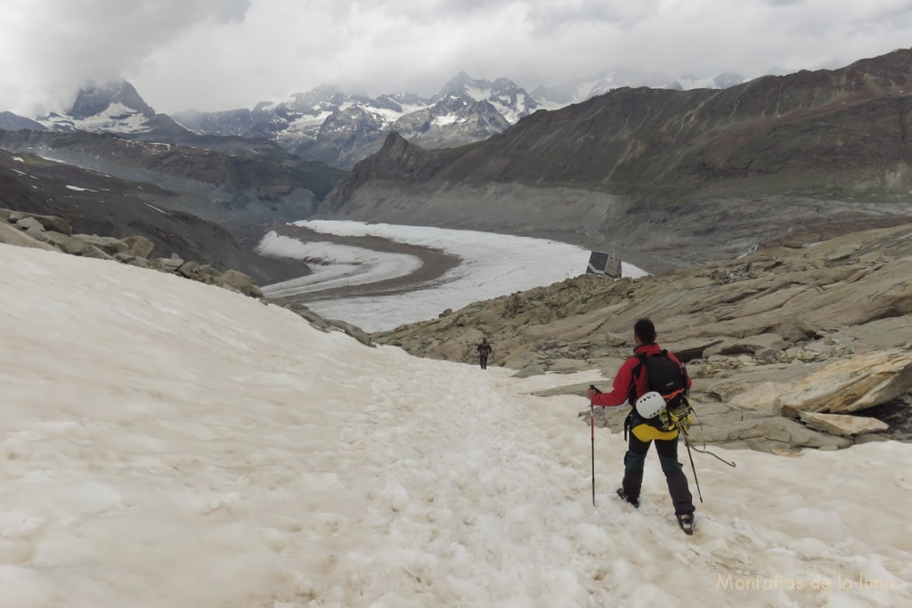 David llegando al Refugio de Monte Rosa, a la izquierda el Cervino cubierto, a la derecha la cresta Gorner y abajo el Glaciar Gorner